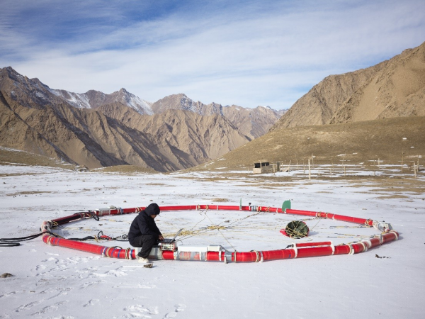 科研人員在新疆和田地區(qū)測(cè)試航空大地電磁探測(cè)系統(tǒng).png 科研人員在新疆和田地區(qū)測(cè)試航空大地電磁探測(cè)系統(tǒng).png